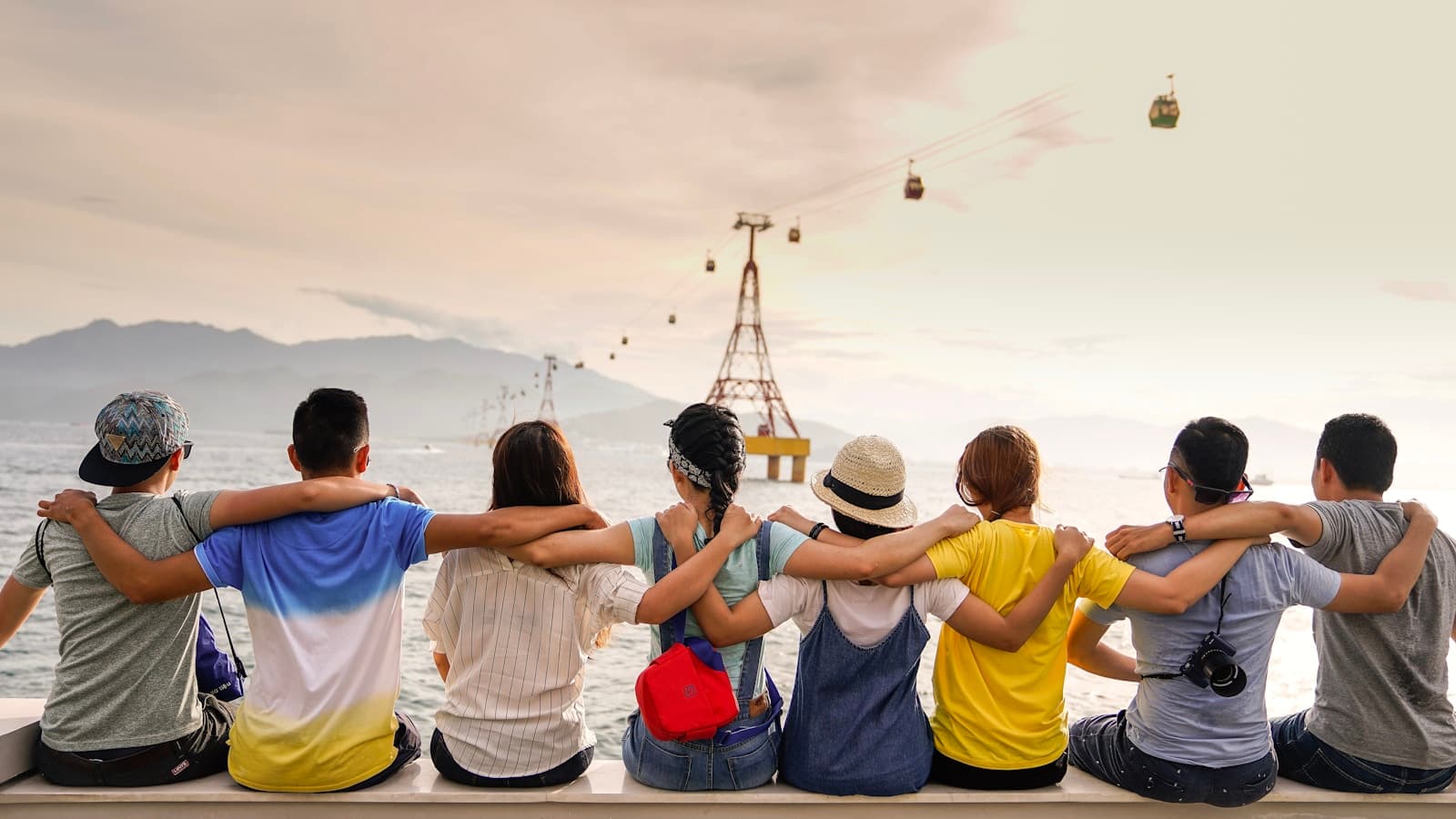 Freund:innen lachen zusammen – Freizeit im Alltag