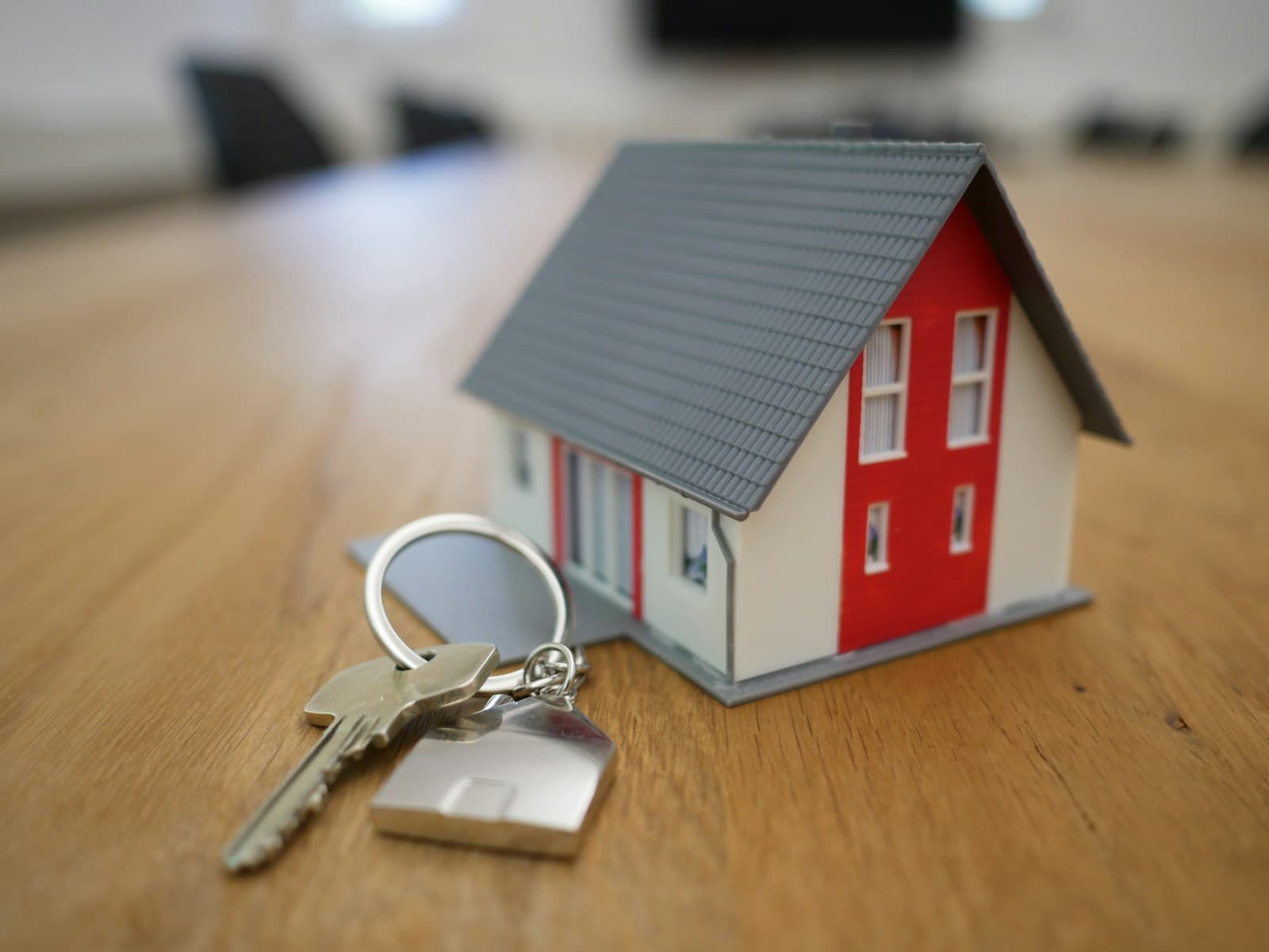 Schlüssel zur neuen Wohnung nach dem Umzug nach Deutschland