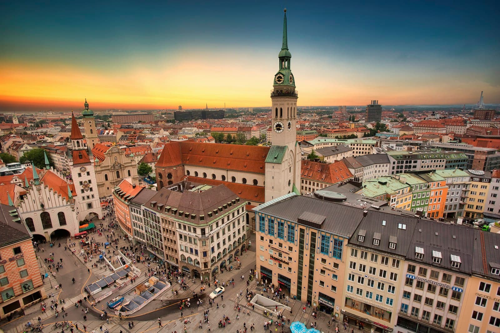 Marienplatz mit Neuem Rathaus und belebter Innenstadt in München
